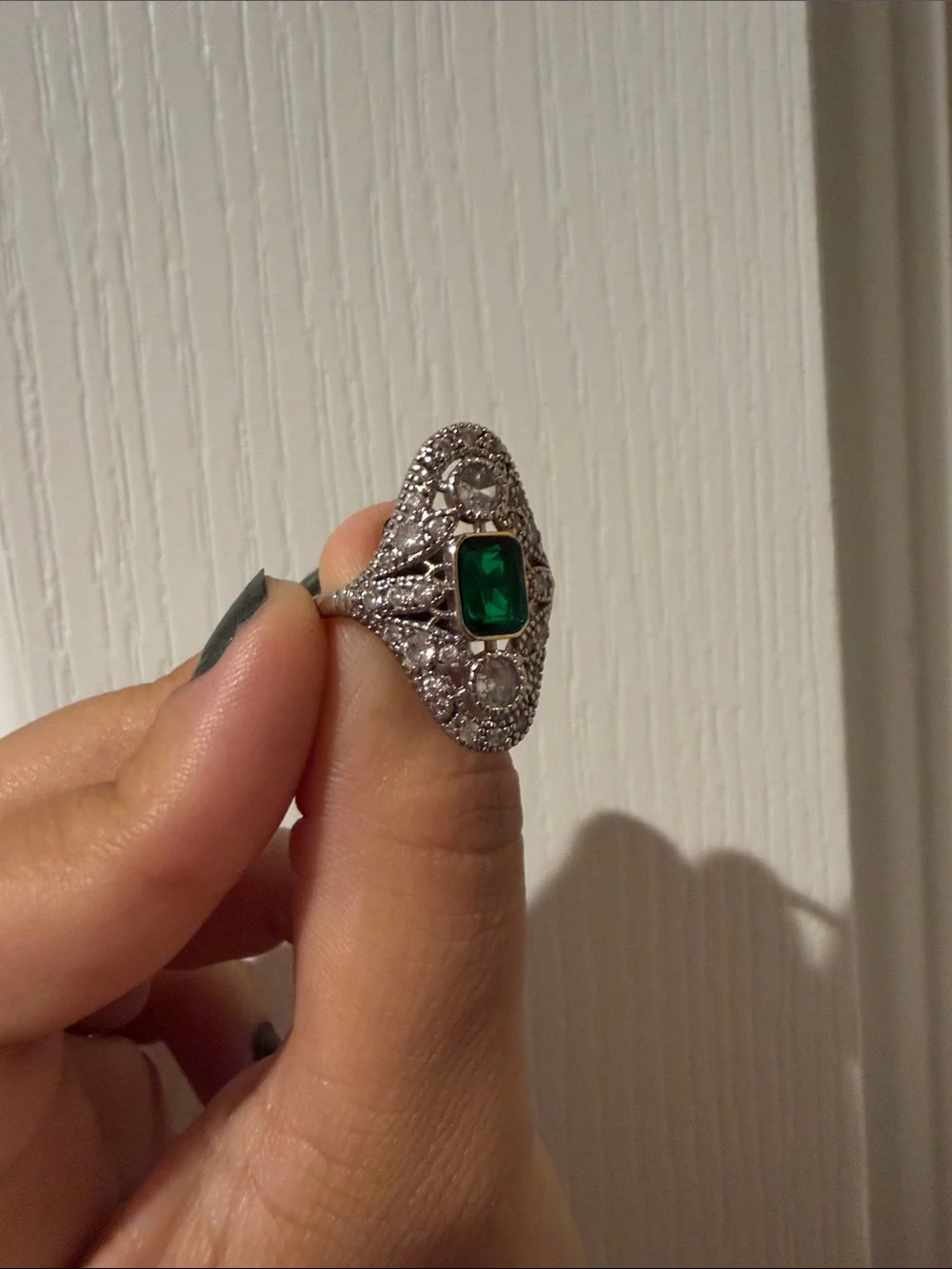 Emerald-Center Vintage-Style Silver Ring - Green Crystal Accent
